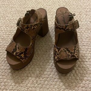 Free people size 37 uk (7) platform heel snakeskin shoe.